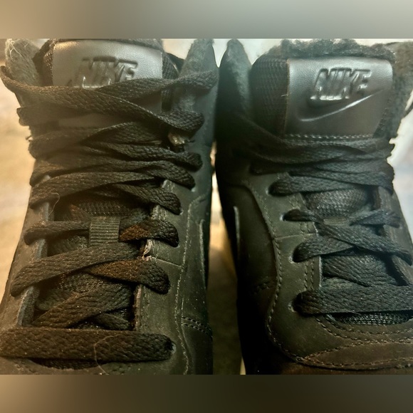 Nike size 6.5 Ebernon Mid SE Black - Picture 3 of 5